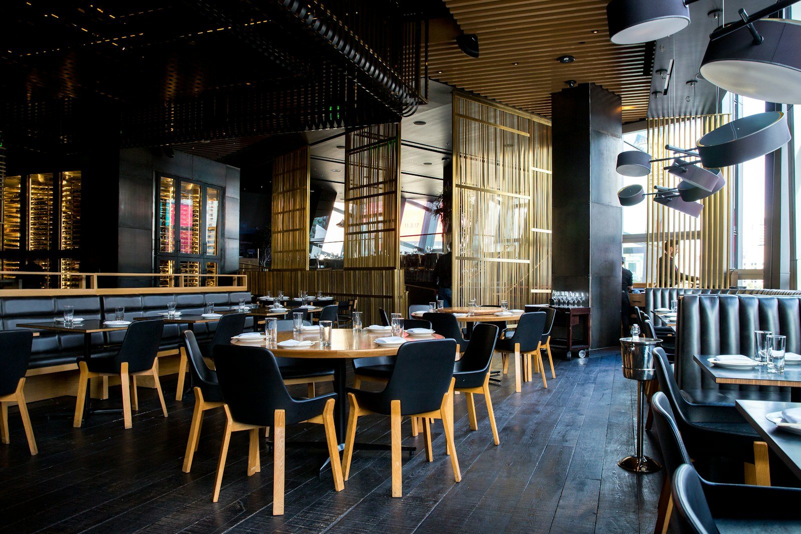 Modernes Restaurant mit gedeckten Tischen